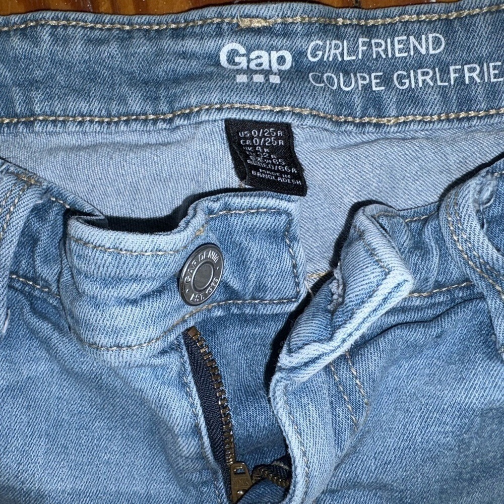 Gap Girlfriend Jeans Womens 25R Light Wash Distressed‎ Denim Jeans - Picture 2 of 3